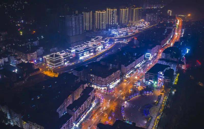 记者 丨曹雪 编辑丨黄剑  2021春节即将到来,古蔺县城处处张灯结彩