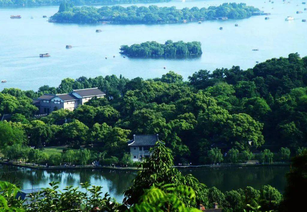 西湖,是 "国家aaaaa级旅游景区",无疑是杭州之美的代表.