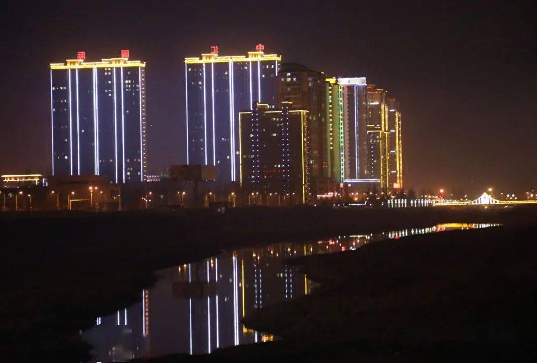 夜景火树银花,灯火璀璨特别是夜晚但成县大街小巷仍年味十足虽受新冠