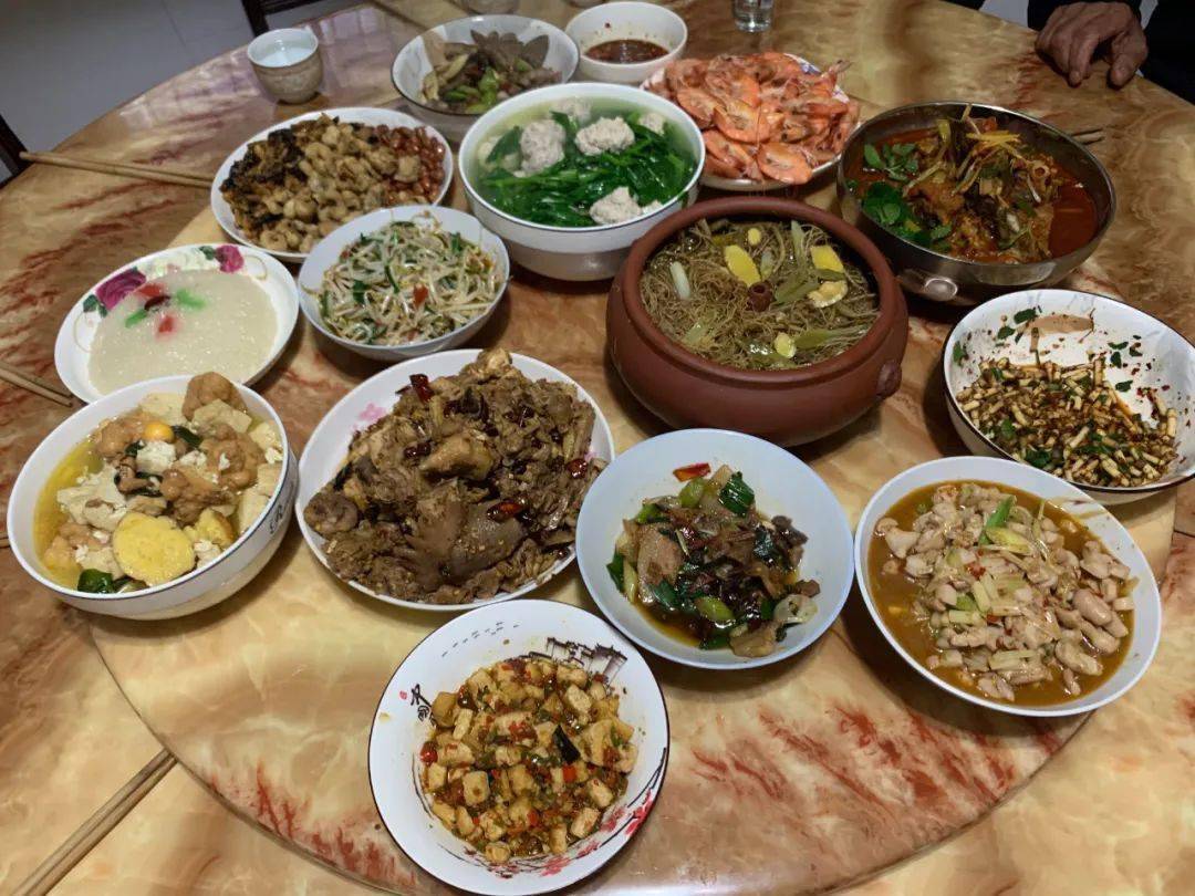 是春节必不可少的习俗每到大年三十家家户户总要准备一桌团圆好菜