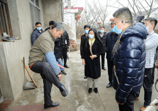 扬子江药业副董事长徐浩宇(右一)带队慰问口岸镇张马社区特困户张金堂