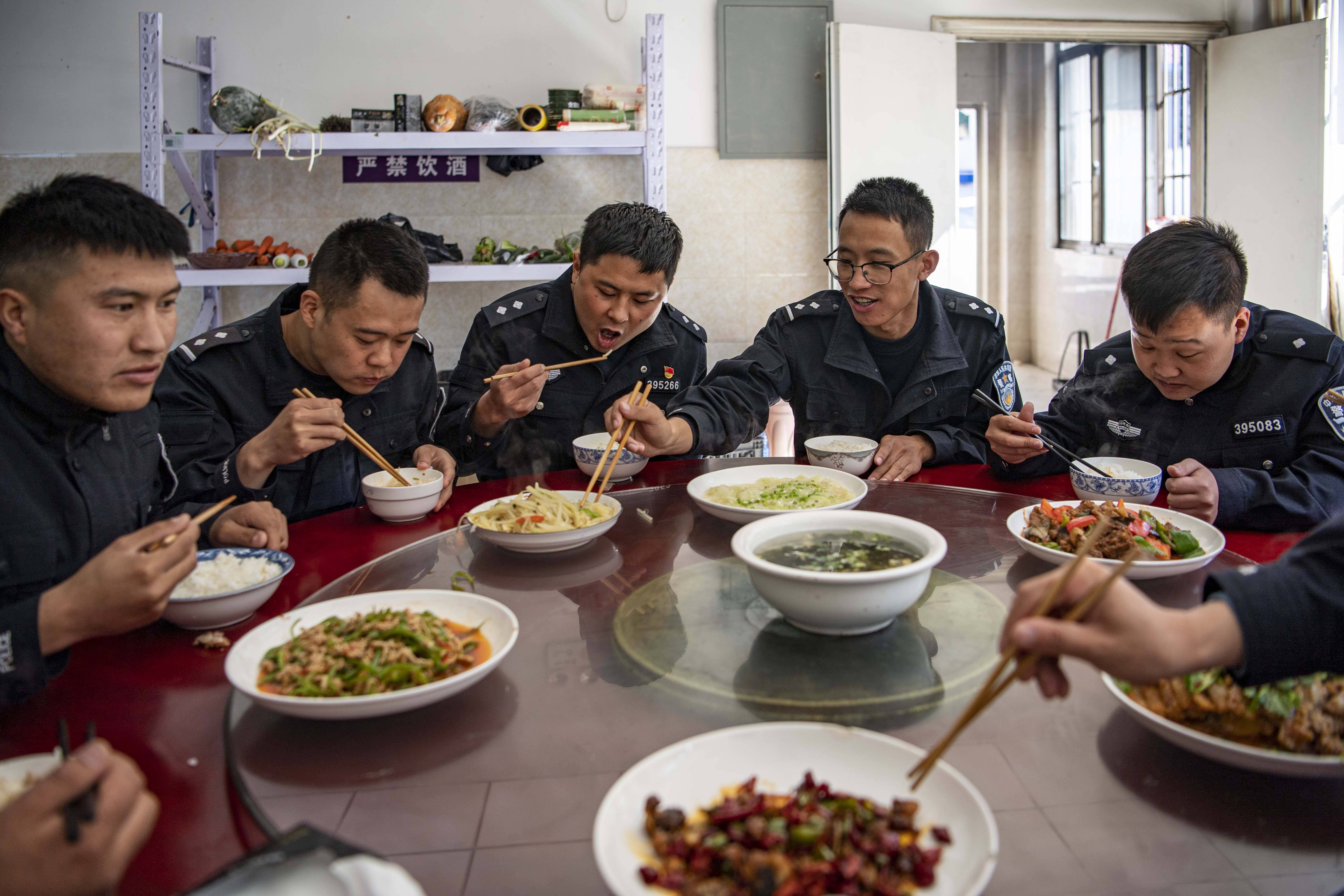 在西藏林芝边境管理支队墨脱大队背崩边境派出所,民警在吃工作餐(2月