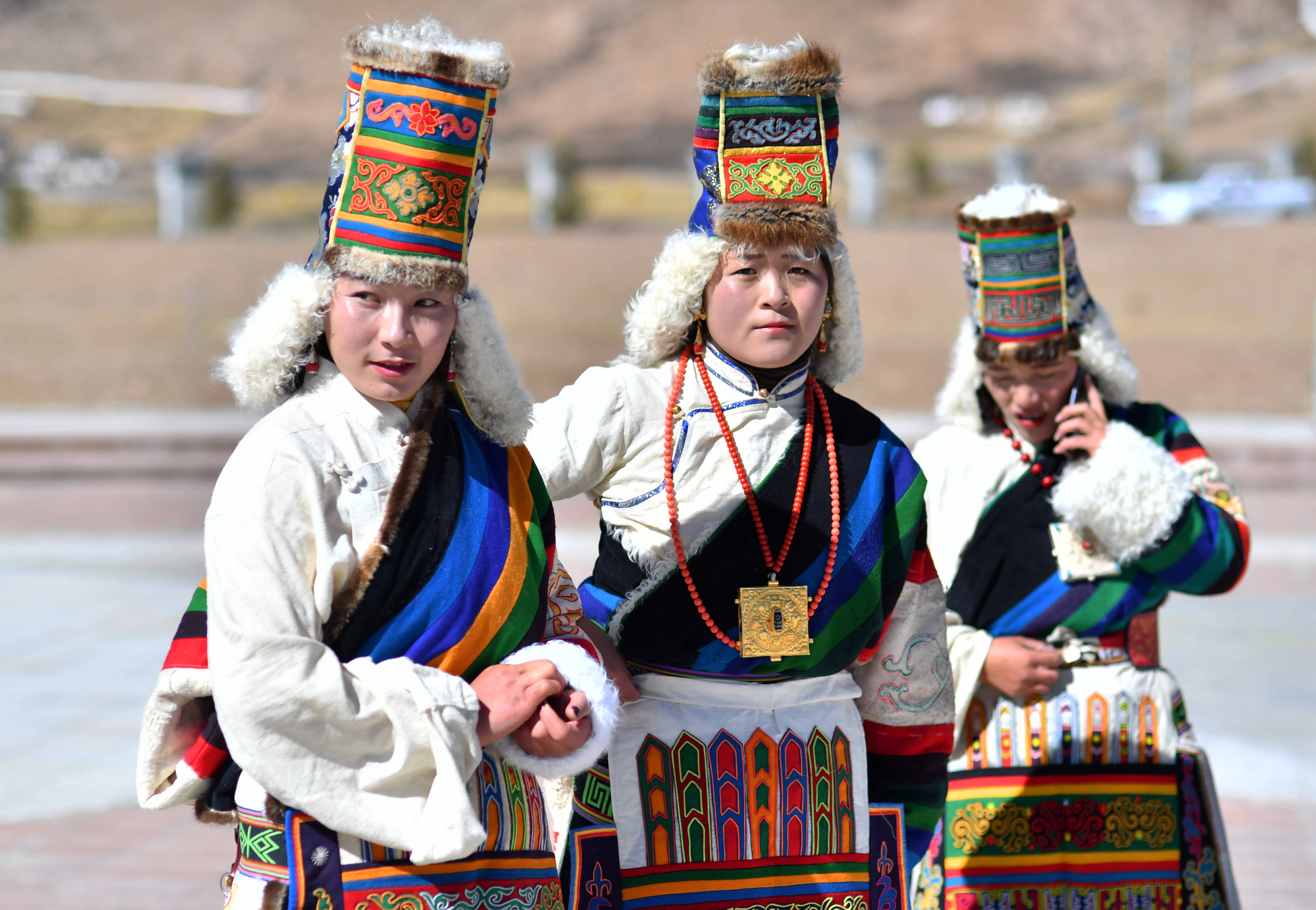 2月12日在藏北当雄县拍摄的三名盛装牧女.