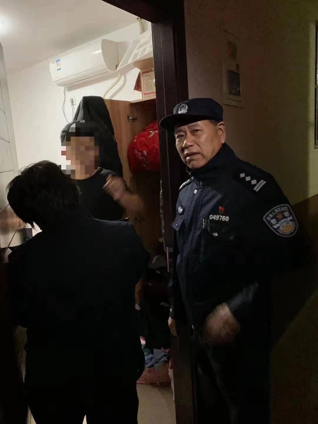 有一句话他时常挂在嘴边:"作为人民警察,就要像忠于职守,任劳任怨的老