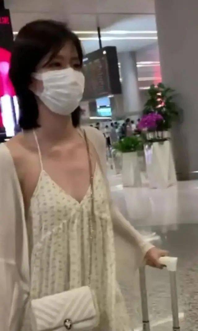 乔欣身着性感抹胸礼服,侧边赘肉略显尴尬,曾因眼神空洞被嘲?