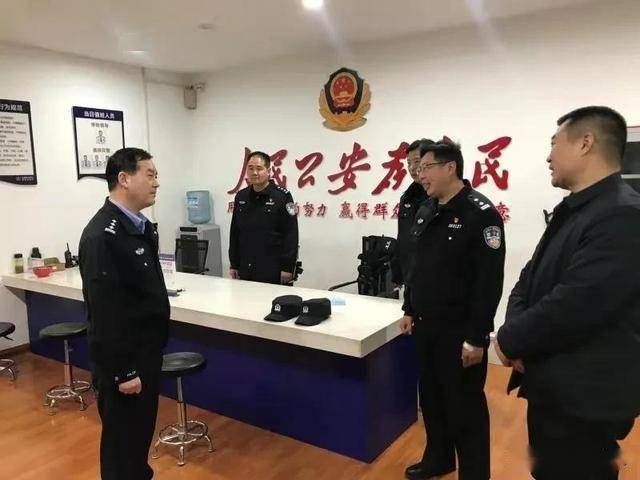 在赊店派出所,崔保国与值班民辅警一起吃年夜饭.