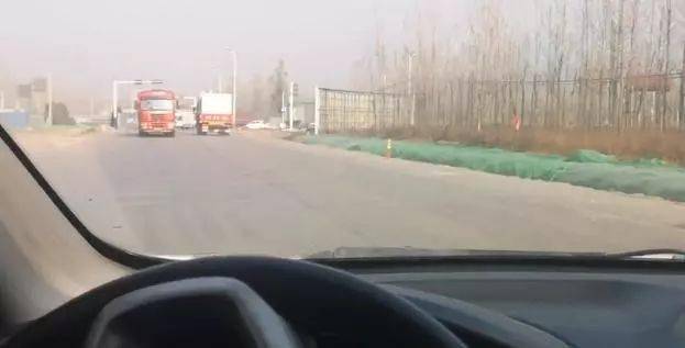 在邓州春节开车回农村老家最怕什么?窄路会车.