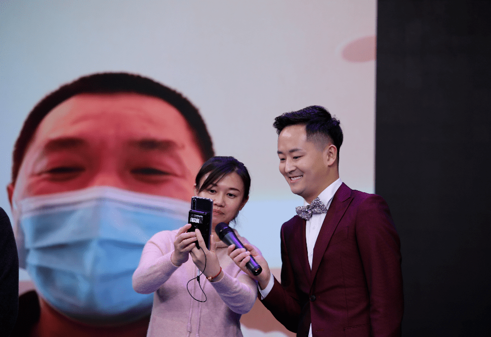 感动!海淀春晚现场,一对父子数次落泪