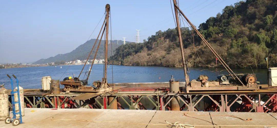 新安江特大桥施工平台钢管桩引孔施工