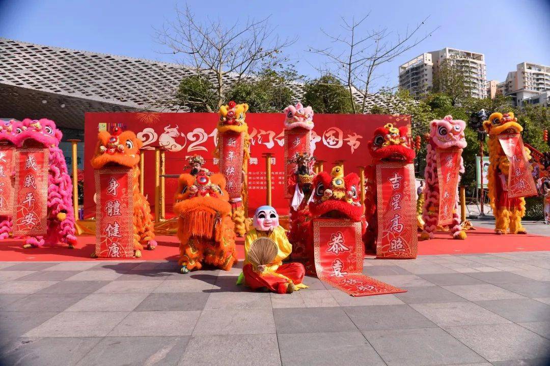 五彩缤纷的醒狮,伴着热闹的锣鼓声送来新年的祝福,让市民朋友近距离