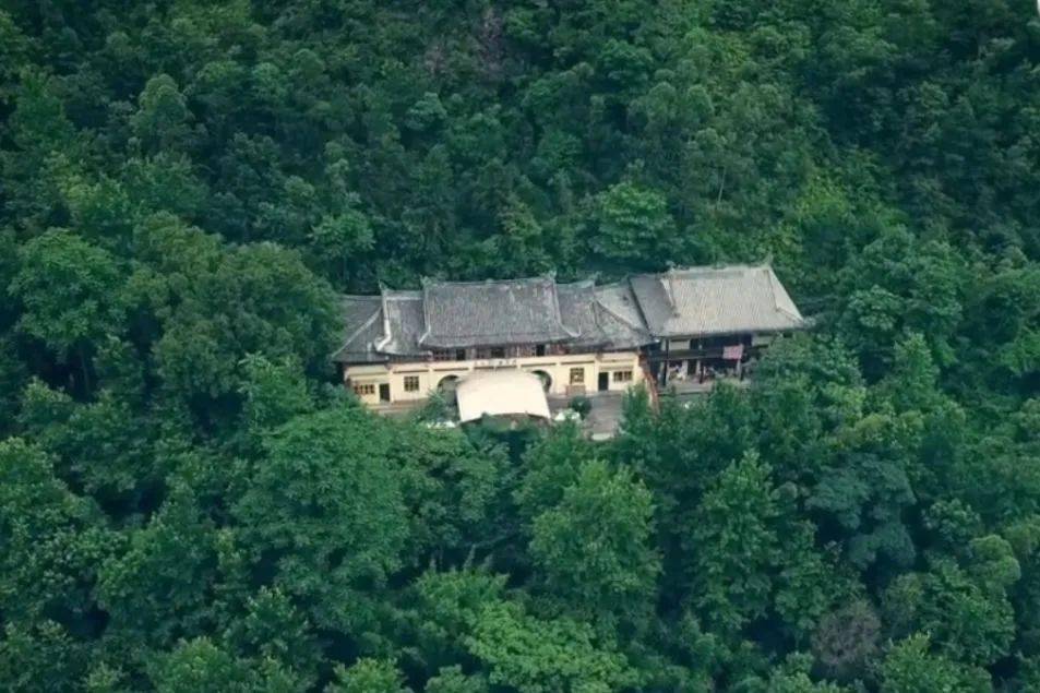 三台道院建在南雁荡山上,二层的仿古建筑,坐落在深林之间,观前是溪水