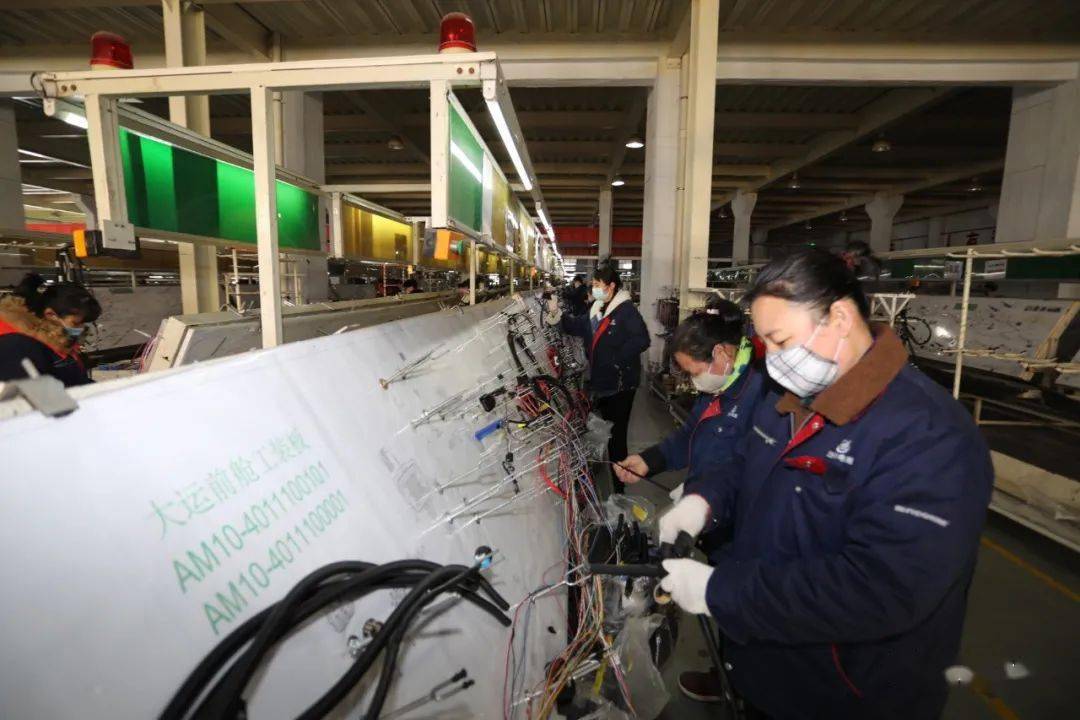 河南泛华电器有限责任公司,400余名工人正在生产线上进行汽车线束作业