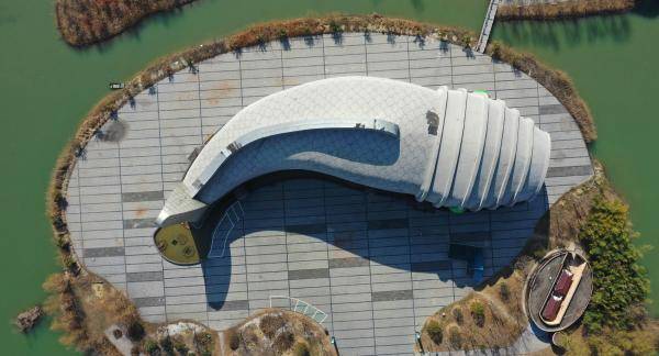 位于江苏省宿迁市泗洪县的洪泽湖鱼族馆建筑外形酷似一条大鱼.