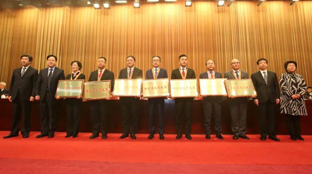 市领导共同为"特别重大贡献奖企业"颁奖,董力源(右五)代表集团领奖
