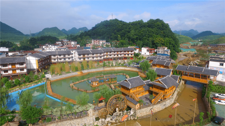 牛角村附近就是落别龙井生态温泉旅游度假区,温泉占地面积约54万平方