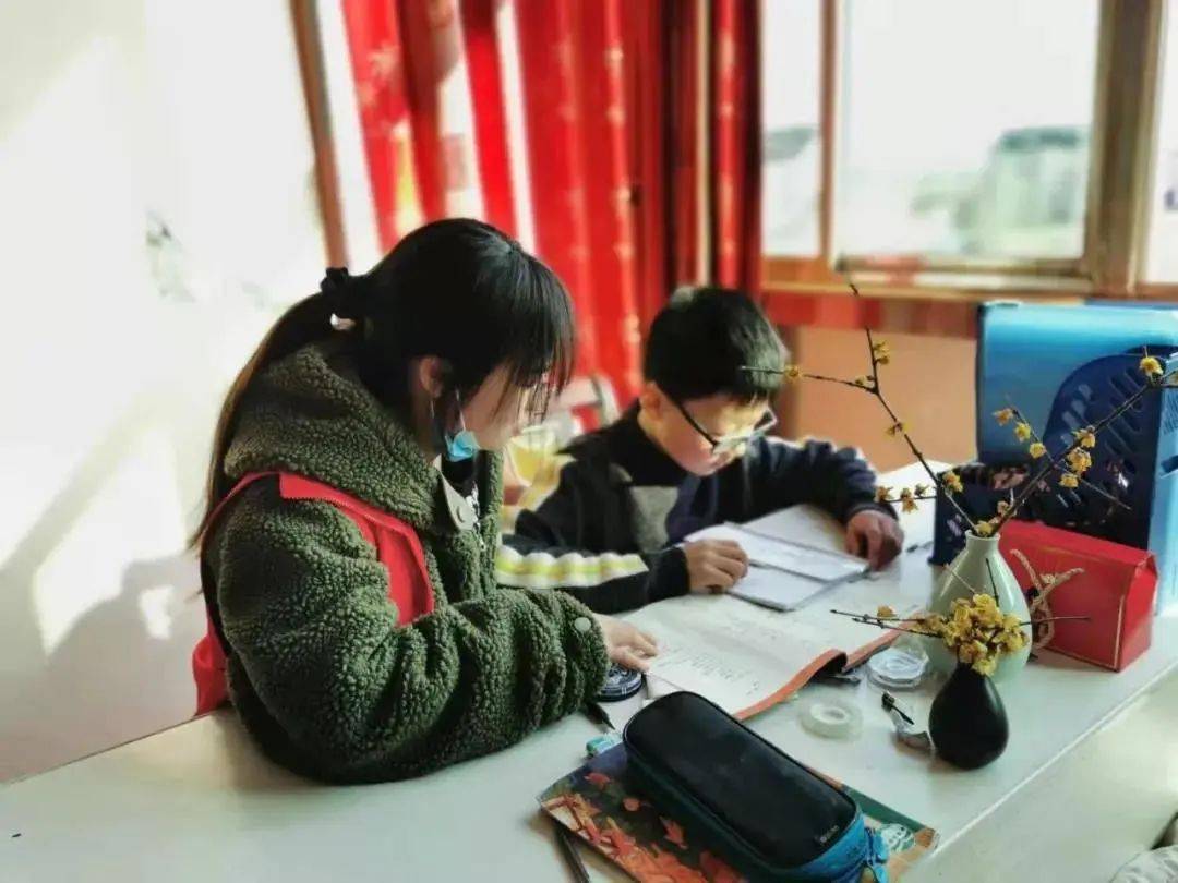 滨海新区范堑村大学生志愿者徐海倩,许雨晨和林网兰关爱帮助父母因