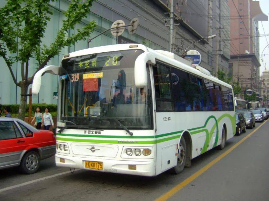 九十年代 空调公交车进入市场 1996年7月23日,为了提高市民夏季乘车