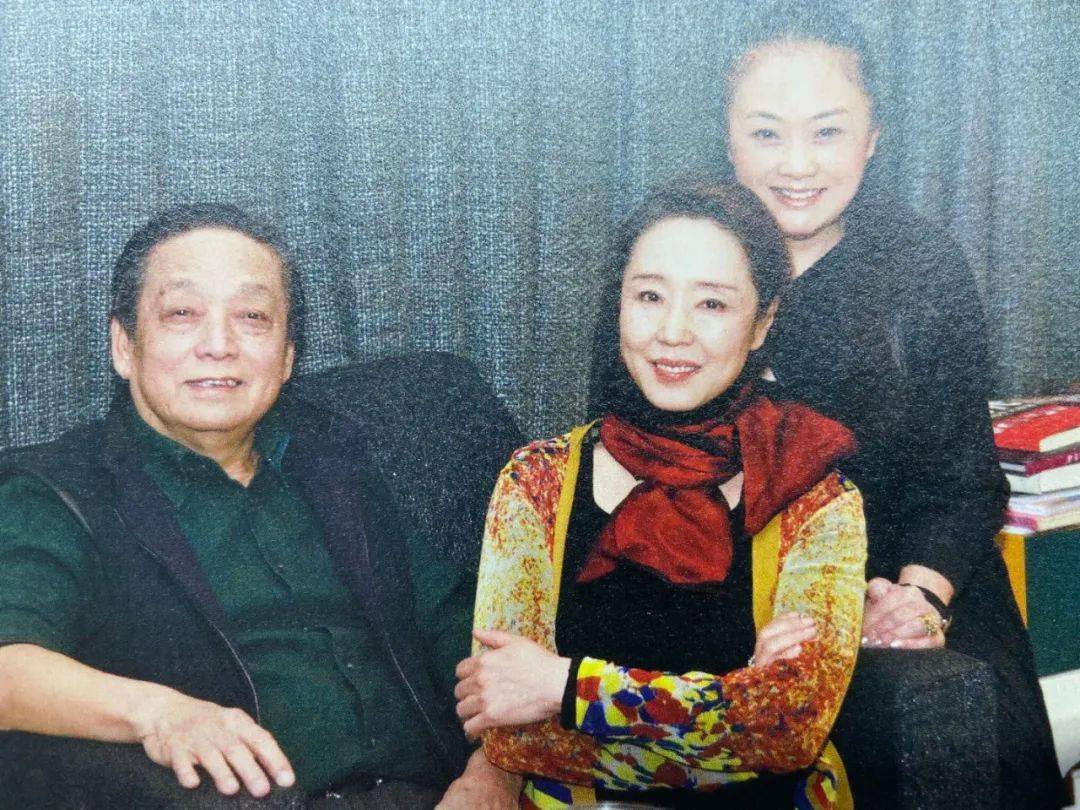 严歌苓给他写情书,巴金为他写小说,这个男人活出了别人的八辈子