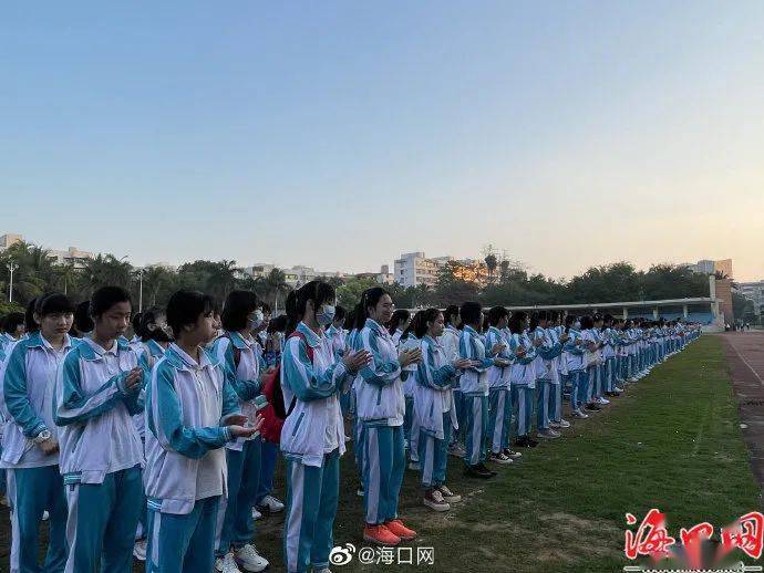 2月22日上午,海南中学学子陆续报到,学生们穿着整齐的校服,个个朝气
