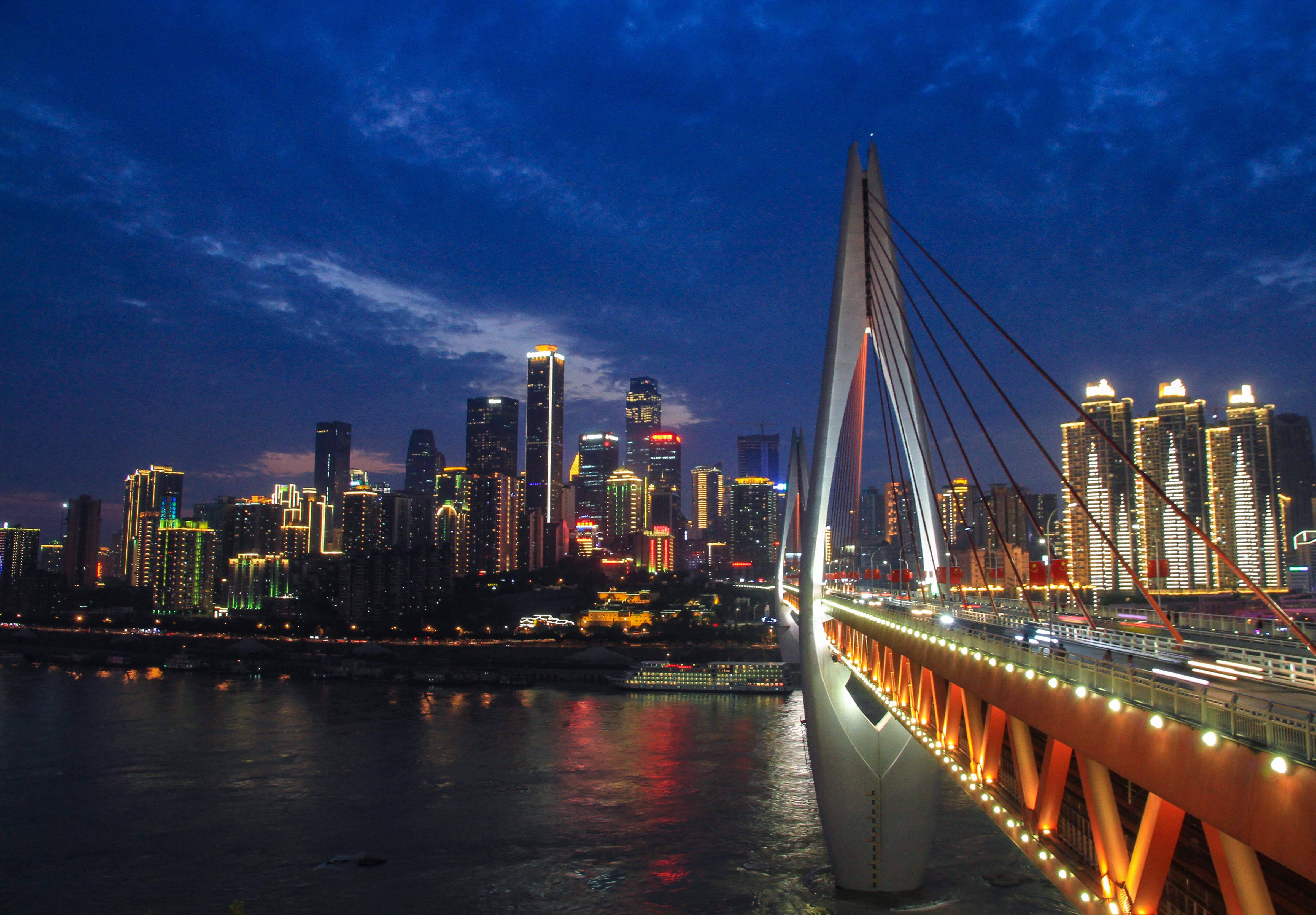 夜幕下的重庆东水门长江大桥  又一个隐秘的重庆夜景观赏地——东水
