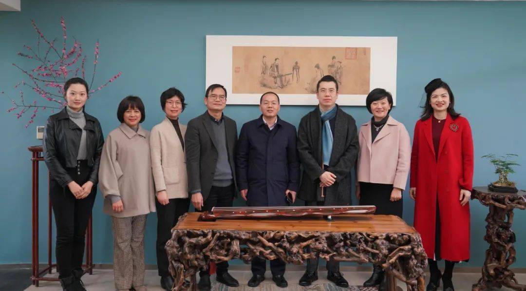 唐劲松详细听取了杨致俭的思想工作情况和艺术感悟体会,对杨先生执着