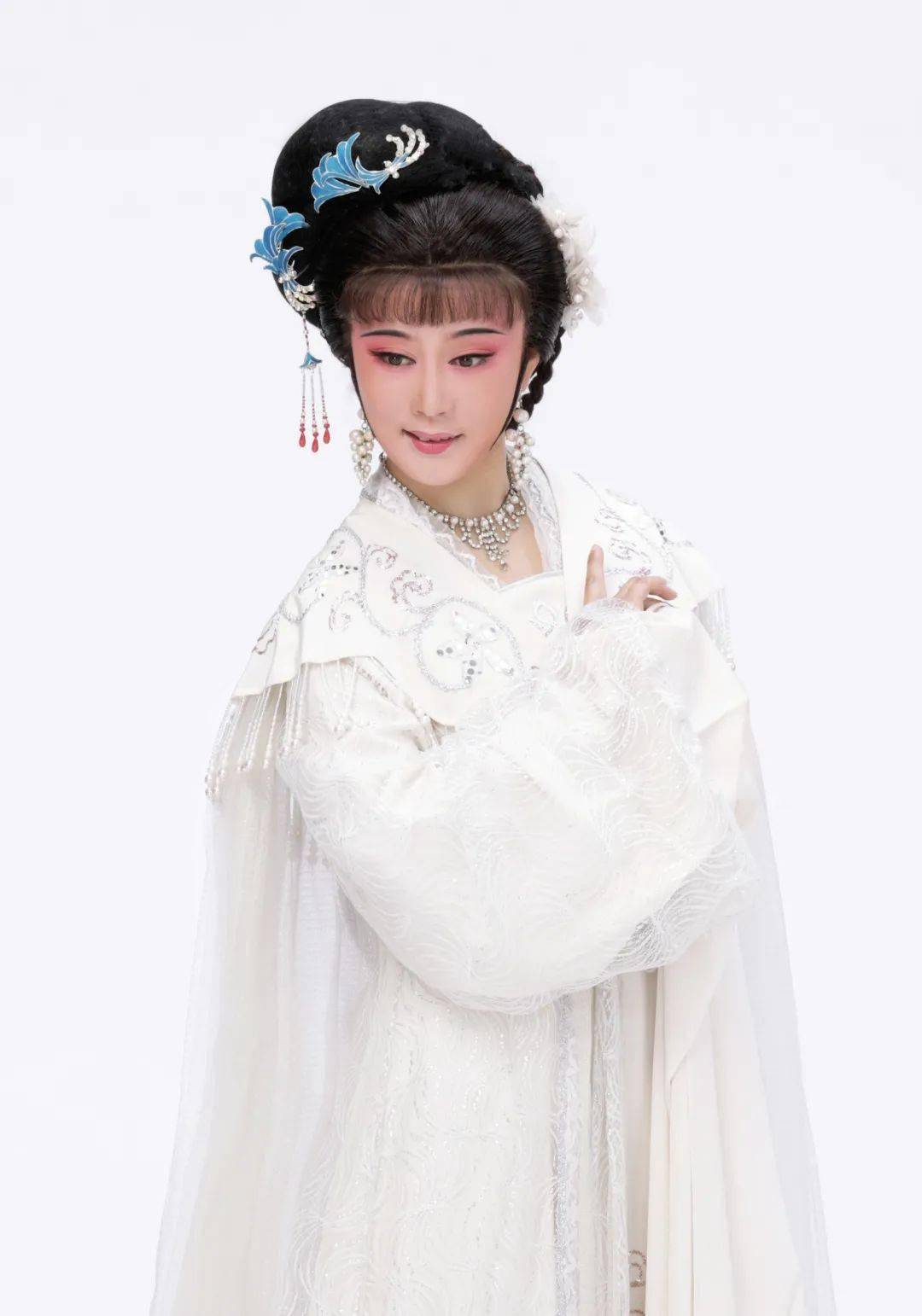 越剧女小生,师承尹派,国家一级演员,文化部文化表演奖得主,中国戏剧"