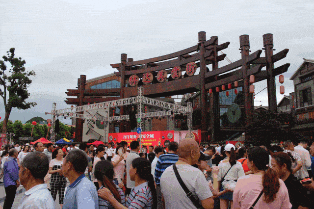 地处汇川政商中心, 周边市政机关林立, 路通财旺,立体交通路网四通