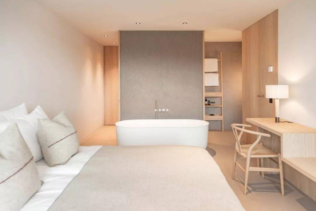 bed-and-bath concept  开放式浴室,一种把浴缸摆在卧室里的布局方式