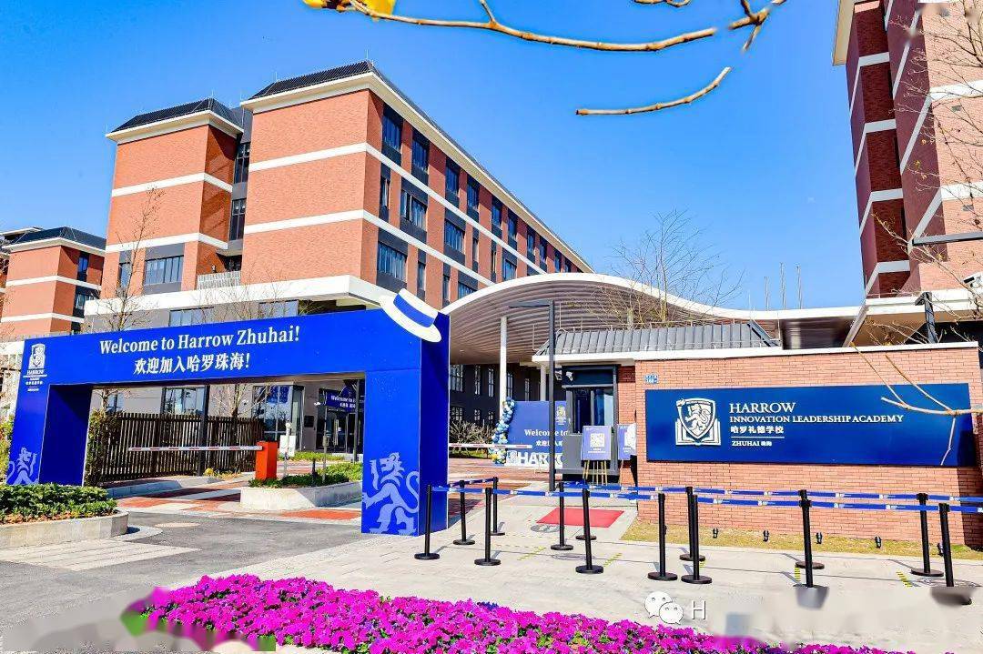 200余名身着哈罗礼德的校服和草帽的新生