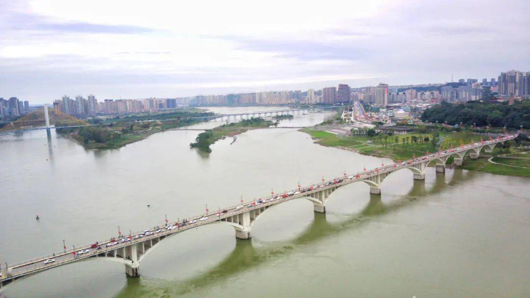 白塔大桥白塔大桥是南充城区第一座跨江大桥,是南充时代的坐标,见证