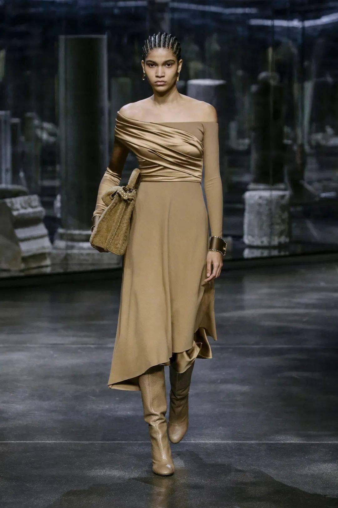 prada(普拉达)& fendi(芬迪) 2021秋冬女装系发布!秀场直击