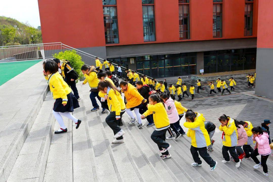 开学第一天,永川区消防救援支队的叔叔们走进子庄小学,为师生们上了