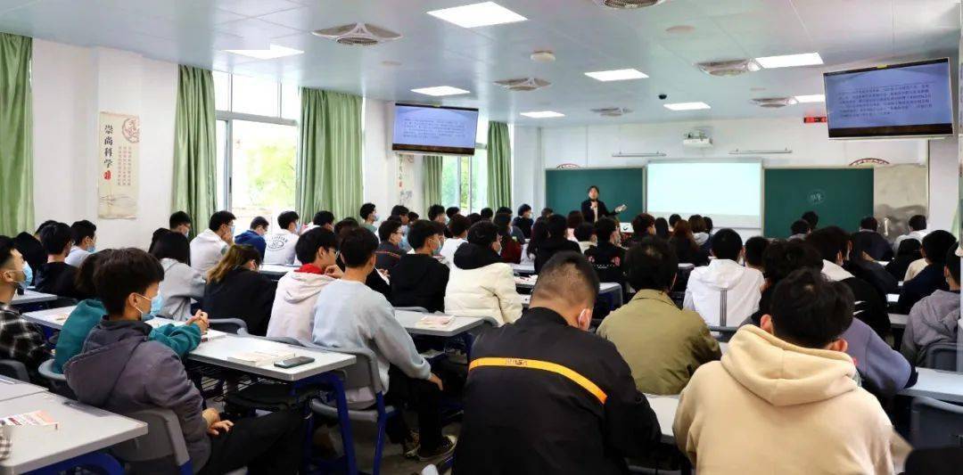 广东松山职业技术学院的学生在教室正常上课.