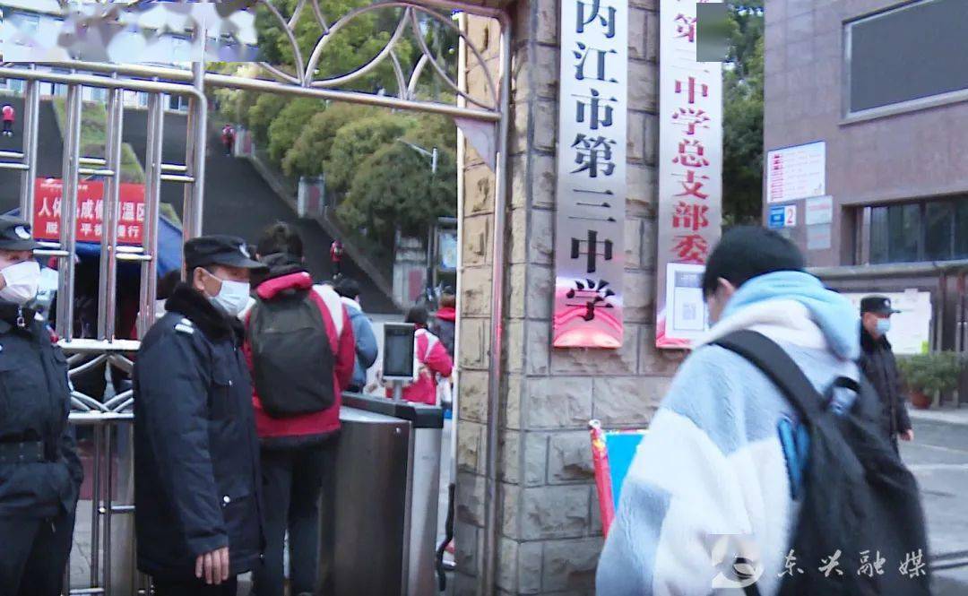 早上7点半,在内江三中校门口,学生们满载新期待陆续进入校园.
