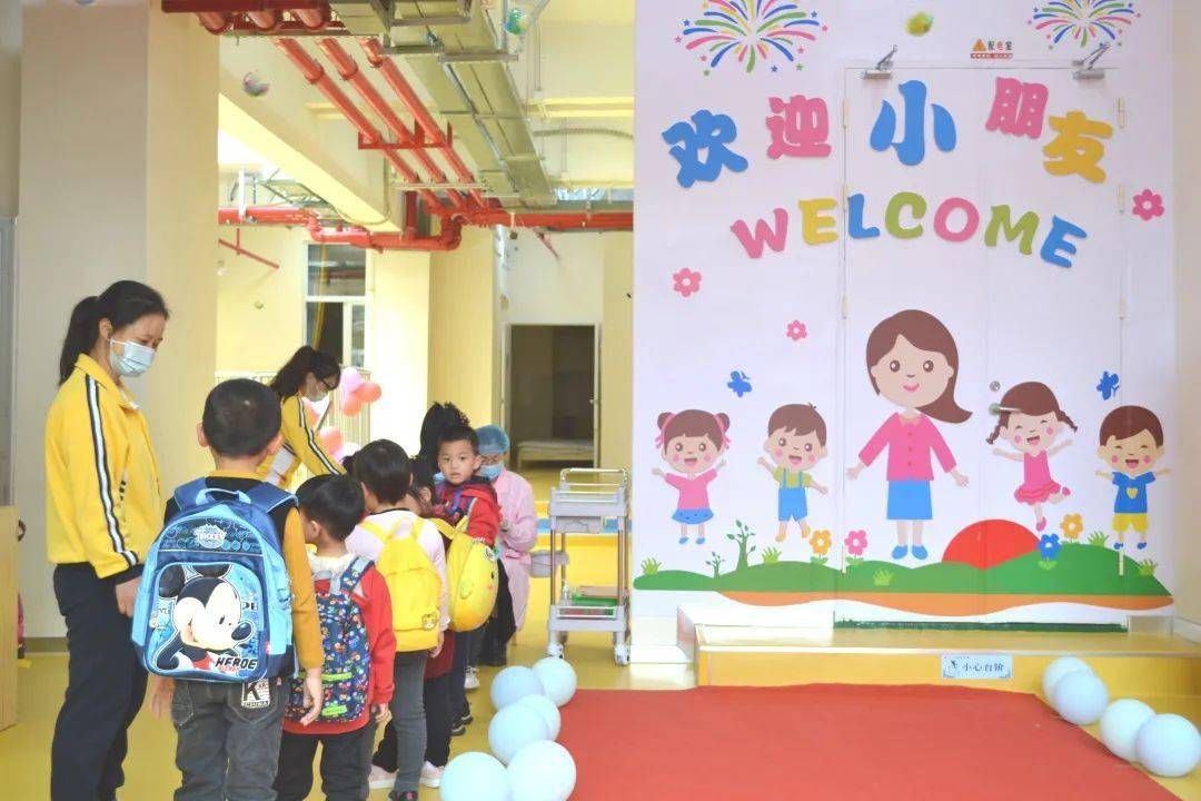 迎接入园的孩子们,一声声亲切的问候,一张张甜美的笑脸,使整个幼儿园
