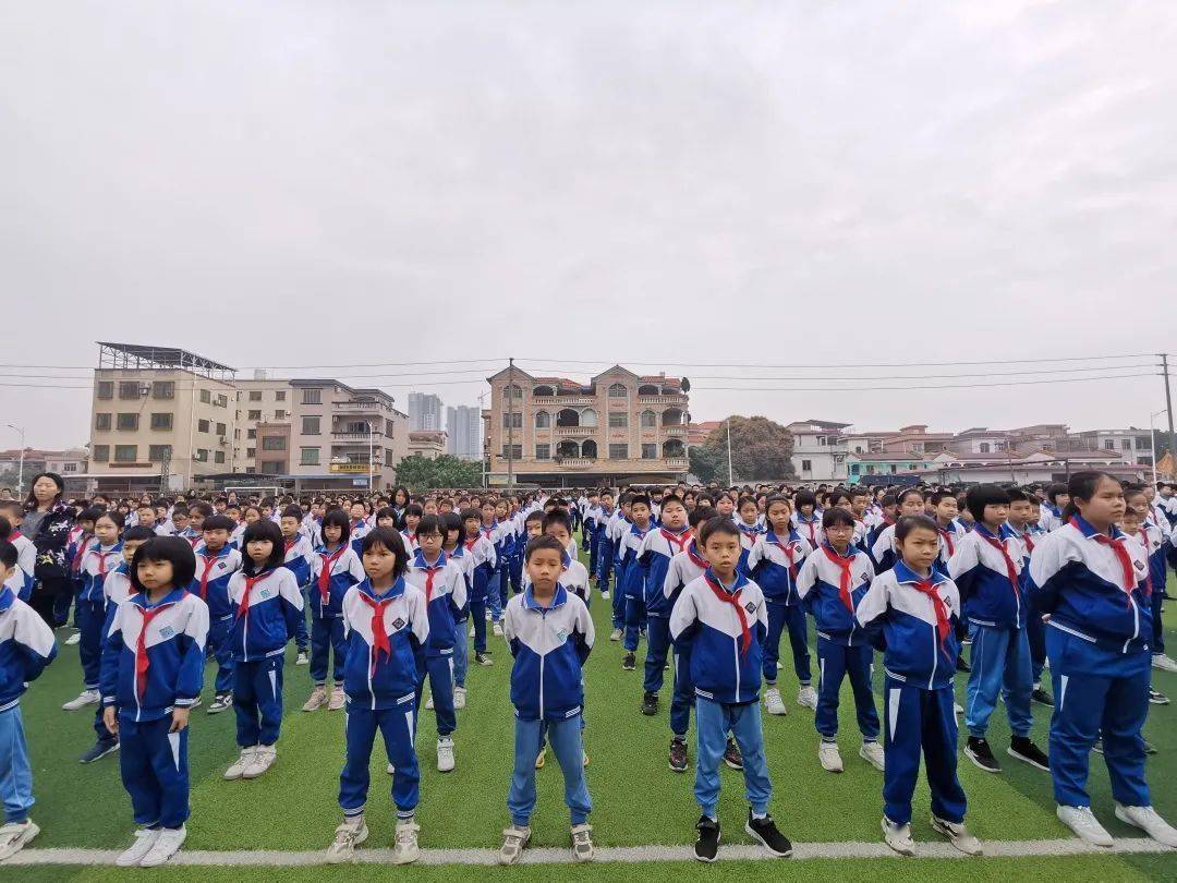 南畔龙狮阳光少年增强安全意识共建平安校园记南畔华光小学第二周升旗