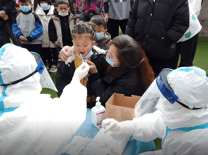 任丘友谊医院走出院门深入乡村幼儿园为那里的师生做核酸检测提供方便