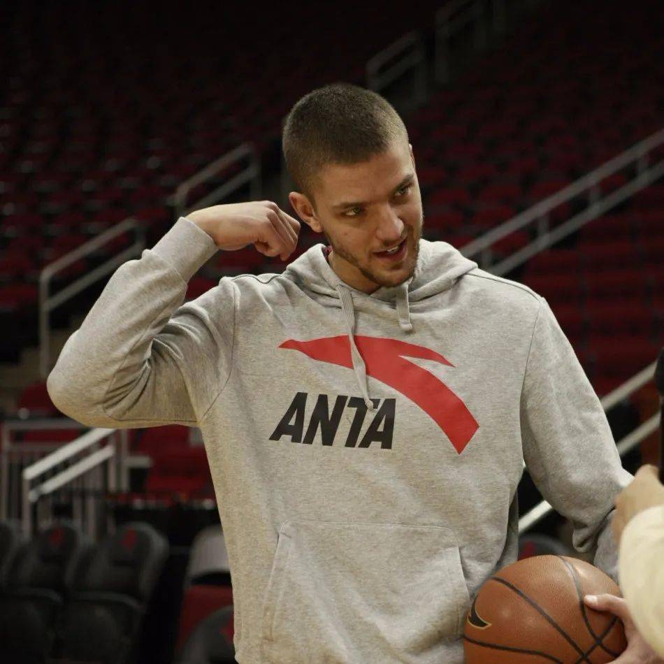 安踏又先后将火箭"高富帅"chandler parsons,和"水花兄弟"之一的klay