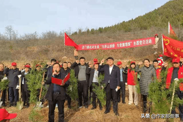 法门镇长李建博带领全体党员干部重温入党誓词,党委书记张万峰作了