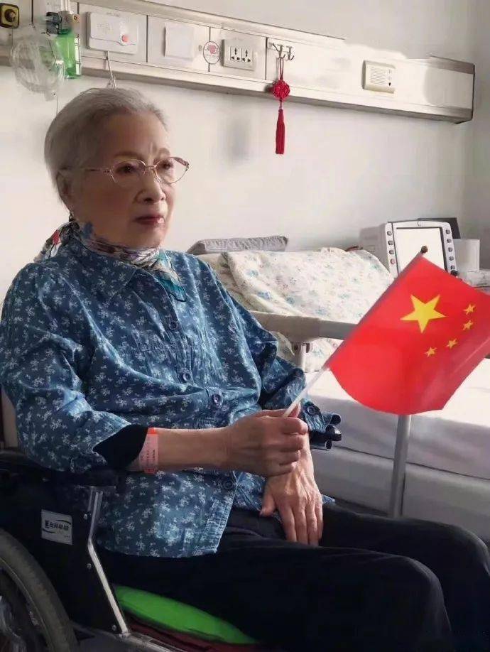 100岁秦怡在病房过生日:没有一道皱纹的她,尝遍苦难,终成传奇!