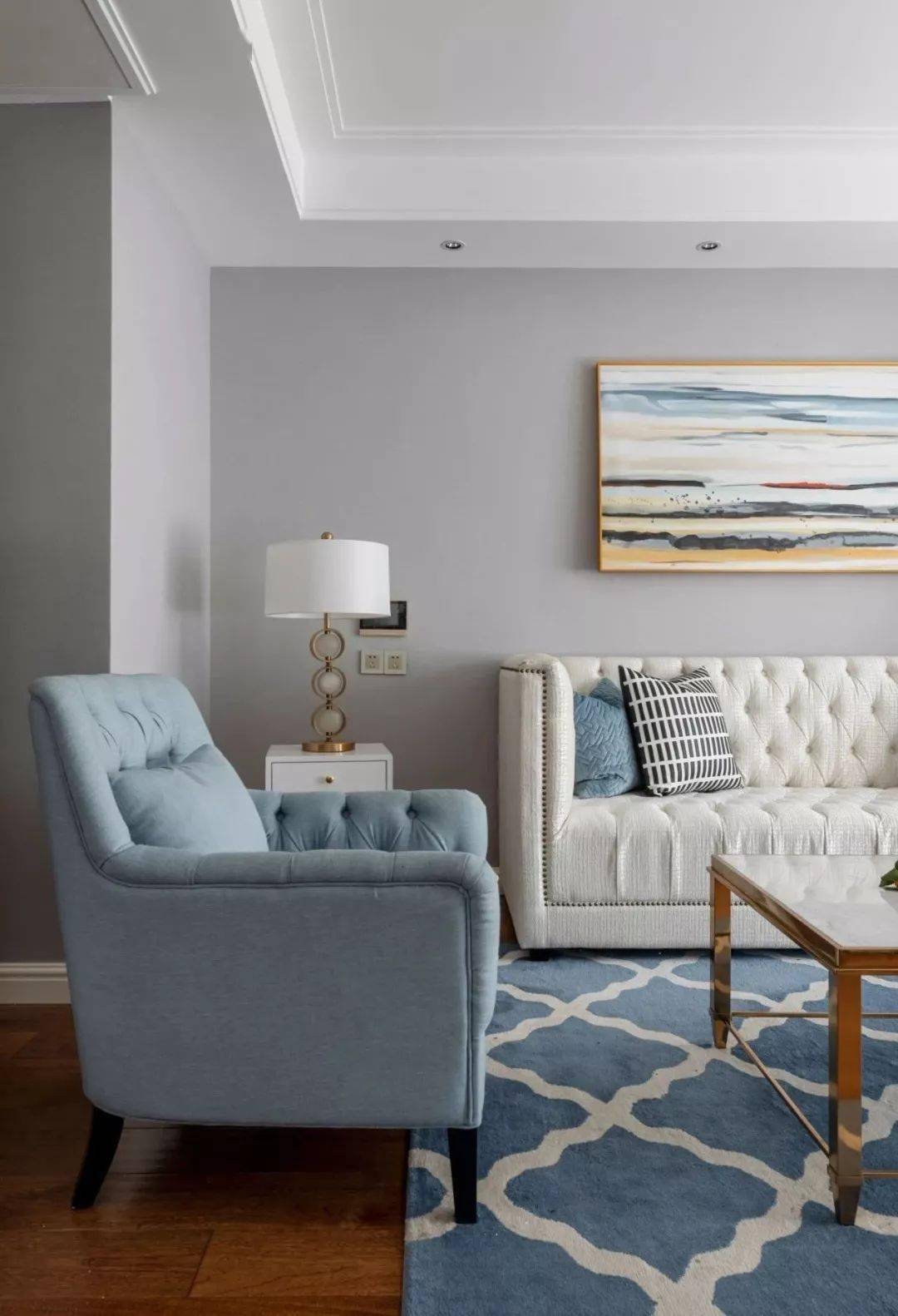 高级灰的墙布与淡蓝色的窗帘,沙发与地毯相互辉映,让客厅调性变得