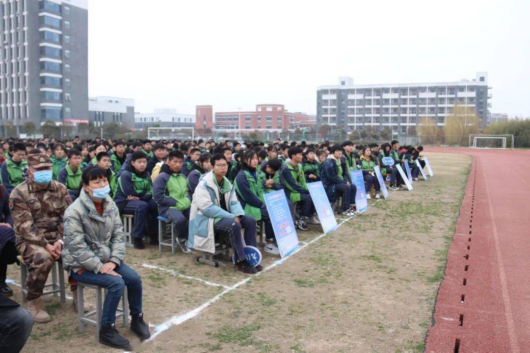 在学校操场举行了一场庄严而隆重的中考百日誓师大会涟水县安东学校