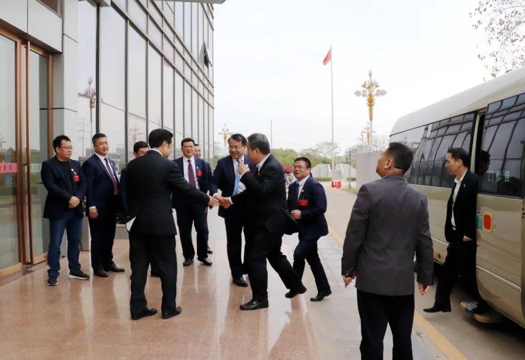 留念县委书记陈壮勇与丽日集团董事局主席吴火豪先生举行座谈对丽日集