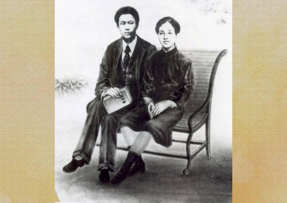 向警予和蔡和森举行了婚礼 拍摄结婚照时 这对革命伉俪相依而坐 没有