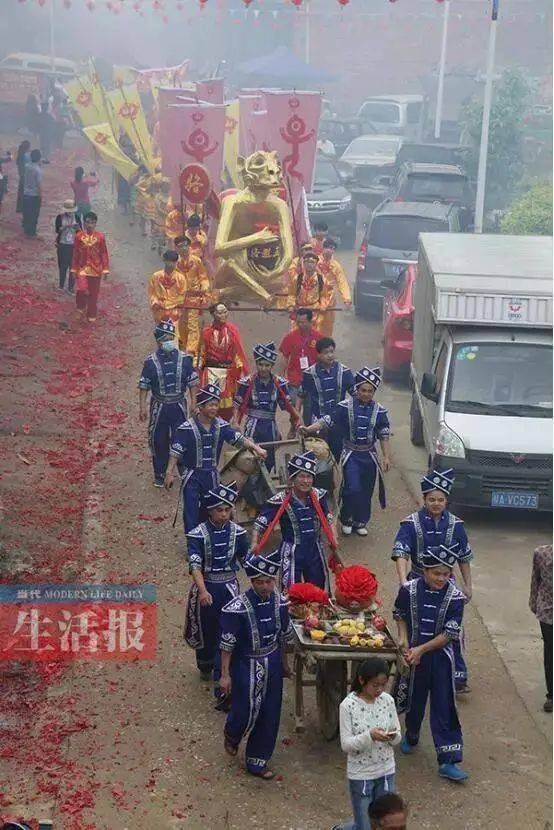 这一天壮族人家都要带着准备好的祭品,如肉食,糕点,香烛和纸幡到祖先