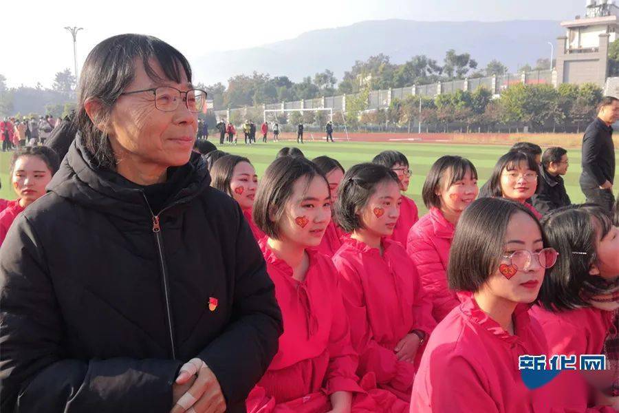 2021年1月1日,华坪女子高级中学举行红歌赛,张桂梅和学生们在一起.