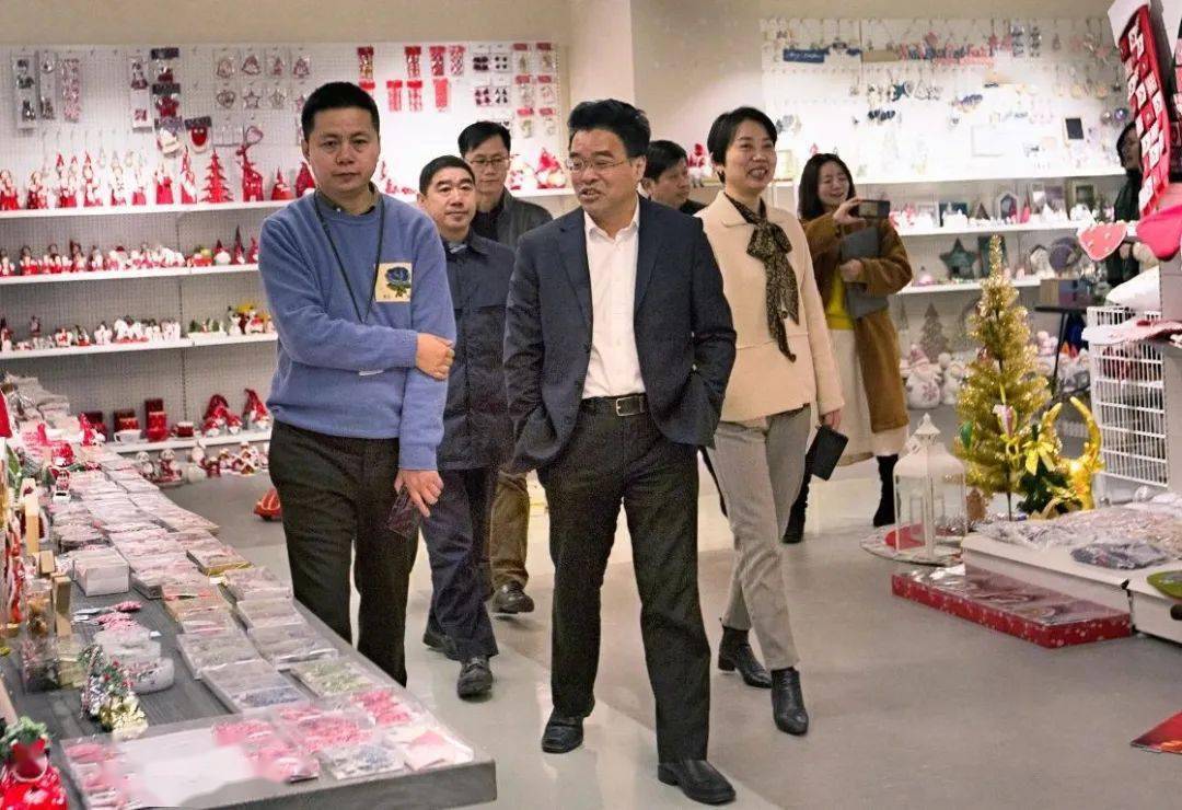 市商务局党组副书记,副局长陈利珍,宁波海关党委副书记,副关长吕小斌