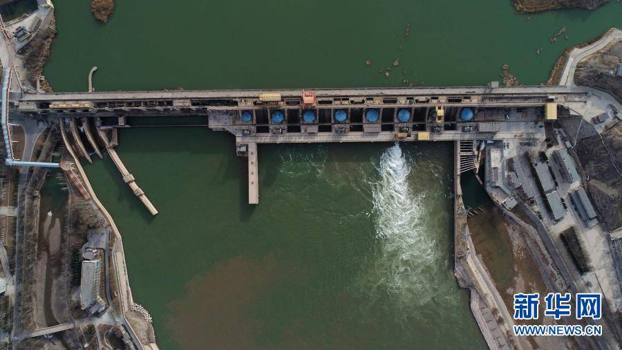 黄河流经宁夏青铜峡市青铜峡水利枢纽工程(3月2日摄,无人机照片.