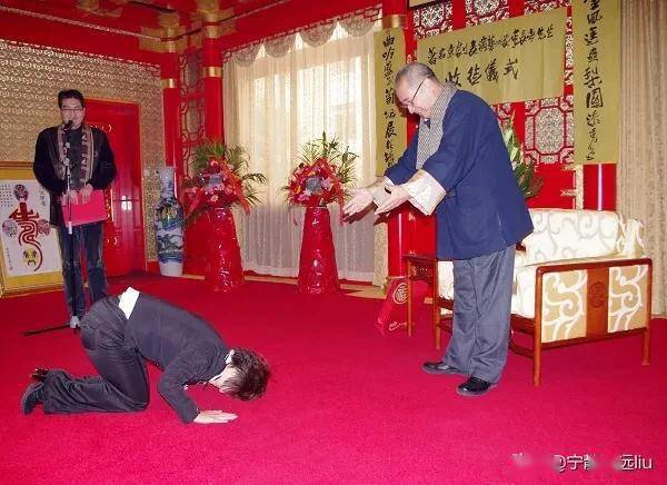 从历史角度来说中国的跪拜礼和日本的跪拜礼有哪些区别
