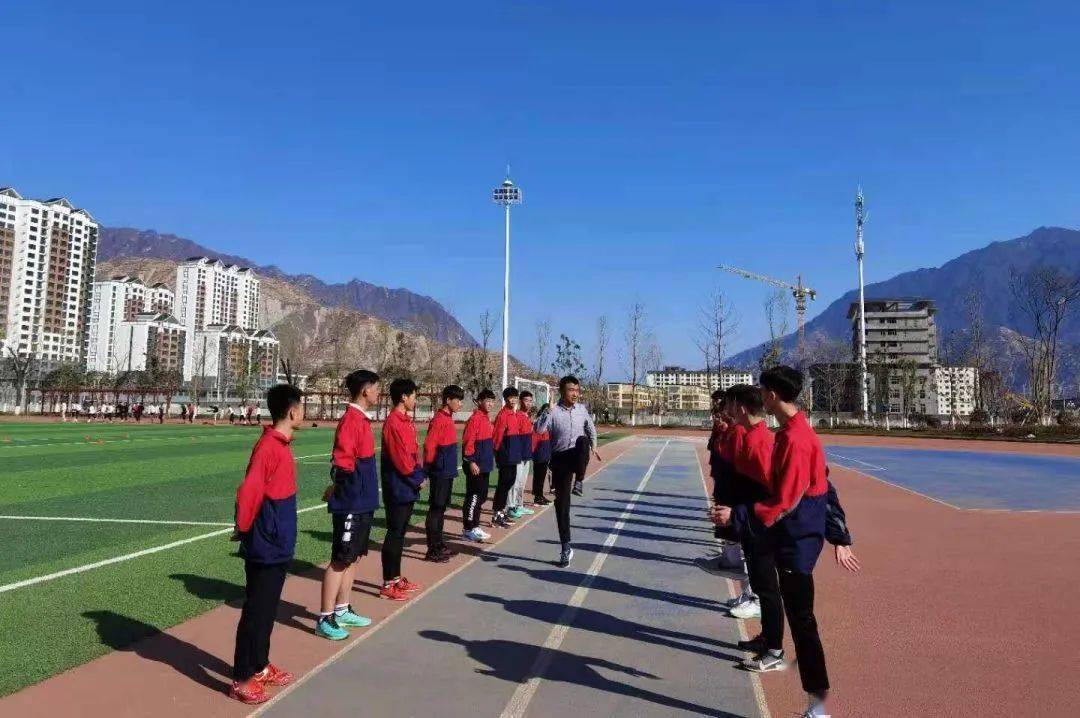 今年春季开学,武都实验中学为了尽早适应新课改需求,积极探索"走班制"